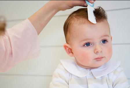 Lưu ý khi chăm sóc trẻ bị rụng tóc hình vành khăn 1 Cho trẻ đi tắm nắng để bé luôn có được lượng vitamin D cần thiết