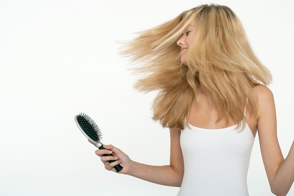 Chải tóc khi tóc ướt 1 Những điều cần tránh xa khi mái tóc đang ướt 1