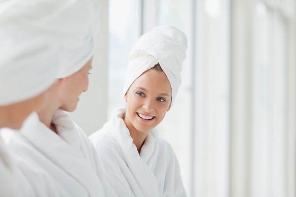 Dùng khăn lau mạnh khi gội đầu xong 1 Những điều cần tránh xa khi mái tóc đang ướt 2