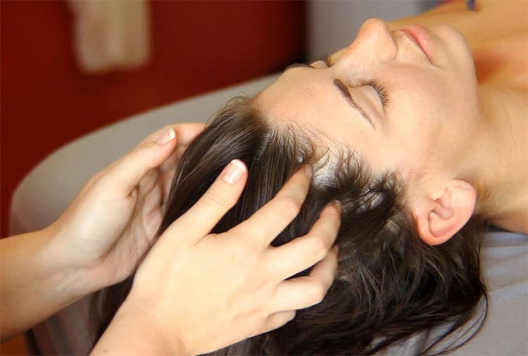 Massage da đầu kích thích quá trình mọc tóc Massage da đầu kích thích quá trình mọc tóc