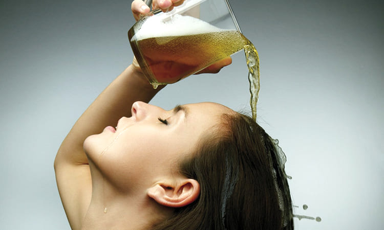 Gội đầu bằng bia giúp tóc nhanh dài hơn Gội đầu bằng bia giúp tóc nhanh dài hơn