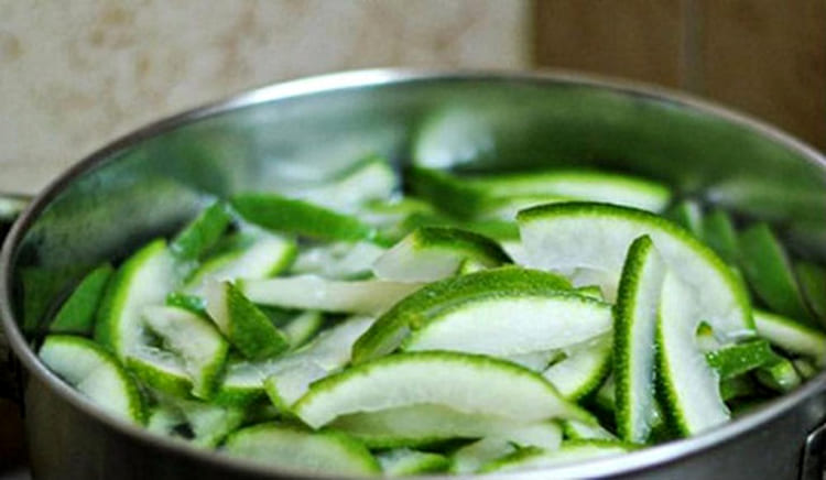 Nước dầu gội từ vỏ bưởi nguyên chất Nước dầu gội từ vỏ bưởi nguyên chất