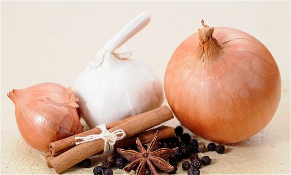 3. Gội đầu với hỗn hợp tỏi, hành tây và quế 1 3. Gội đầu với hỗn hợp tỏi, hành tây và quế 1