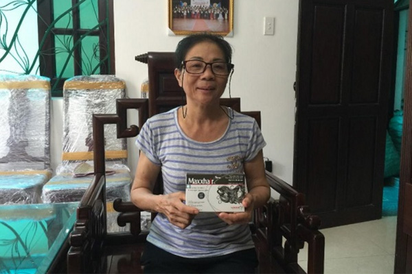 Xót xa cảnh vuốt nhẹ là tóc rụng cả nắm phải làm sao?