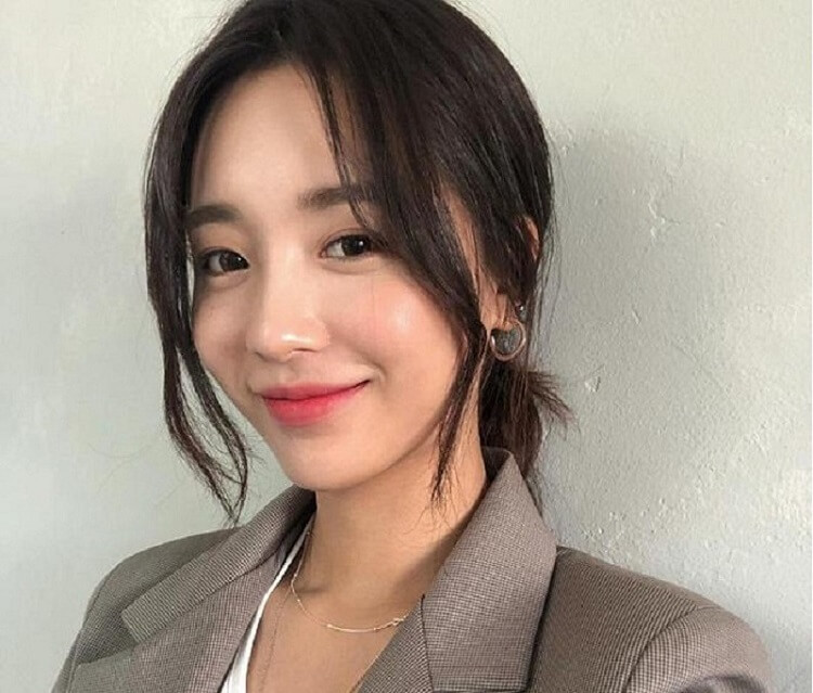 Tóc mái dài rẽ ngôi giữa tôn lên vẻ đẹp trưởng thành, sang trọng cho các nàng Tóc mái dài rẽ ngôi giữa tôn lên vẻ đẹp trưởng thành, sang trọng cho các nàng