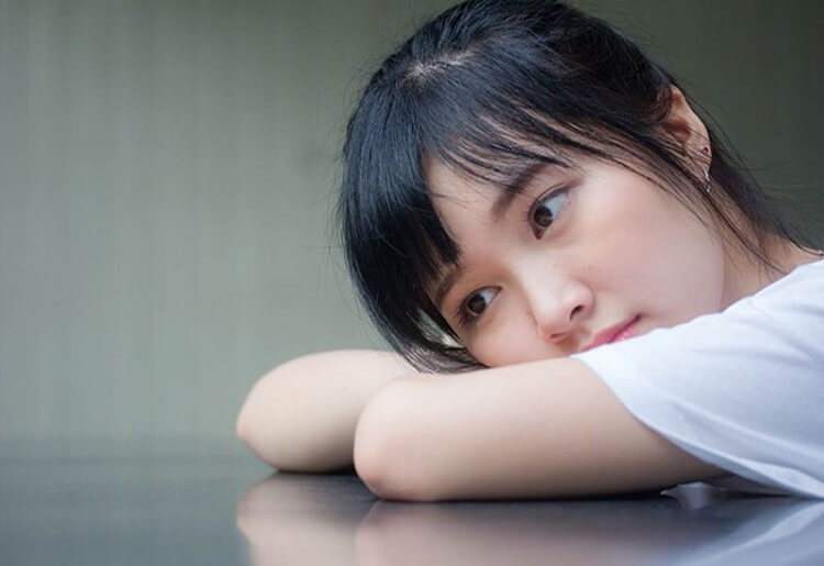 Rụng tóc nhiều ở nữ tuổi 15 sẽ gây ảnh hưởng trực tiếp đến tâm lý của trẻ Rụng tóc nhiều ở nữ tuổi 15 sẽ gây ảnh hưởng trực tiếp đến tâm lý của trẻ