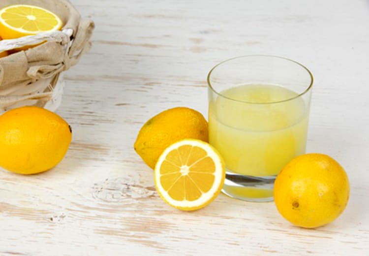 Nước cốt chanh làm sạch da đầu, trị gàu